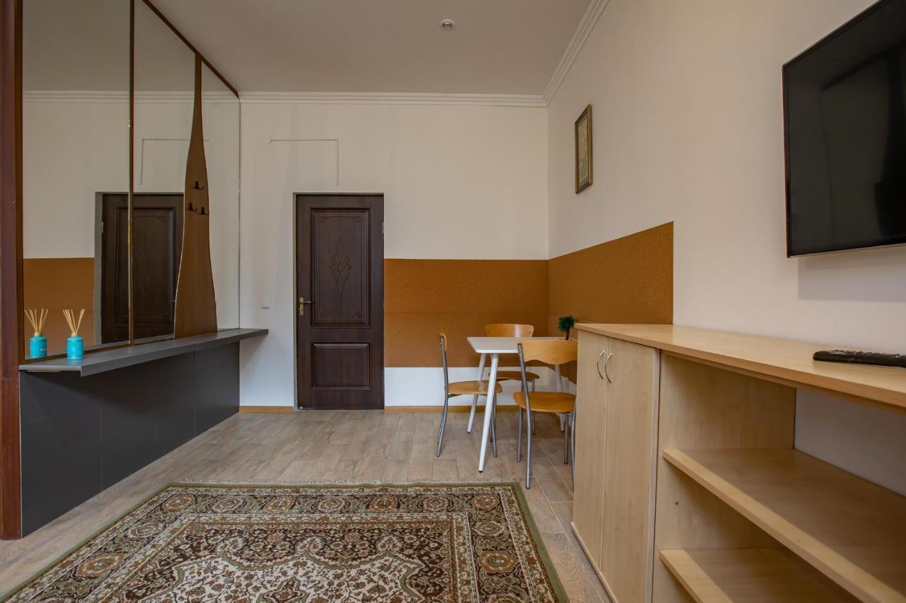 White House 3 * Truskavets